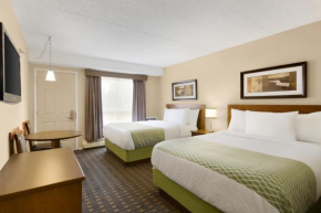 Гостиница Colonial Square Inn & Suites  Саскатун